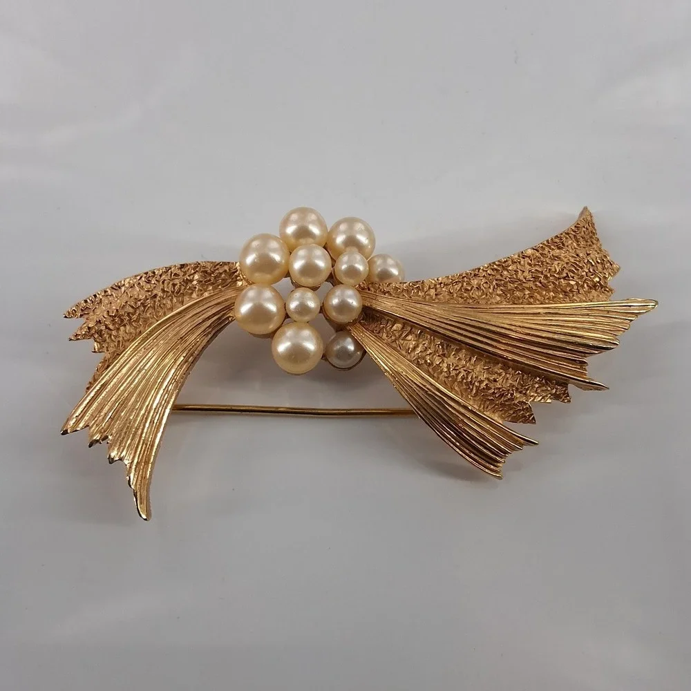 Vintage Crown Trifari Gold‎ Tone Faux Pearl Ribbon Cluster Brooch Mid-Century